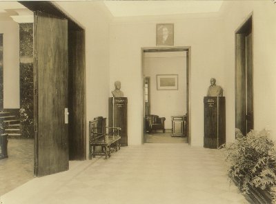hall.jpg (21866 bytes)